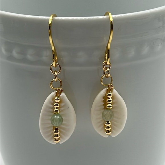 2360- Handmade Shell Dangle Earrings NWT - Picture 1 of 6